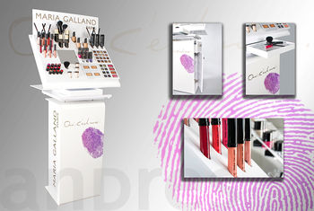 Edles, weißes Bodendisplay/Dauerdisplay für Maria Galland im Materialmix mit Acryl, Holz und Polystyrol. Der Aufsatz hält Testerware bereit, Nachschub findet im gebrandeten Unterschrank Platz. Ein ausziehbares Tablett bietet praktische Ablagefläche.